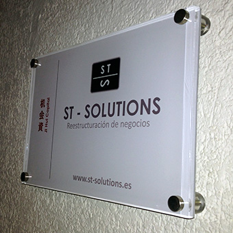 Cartel en la fachada de ST-Solutions